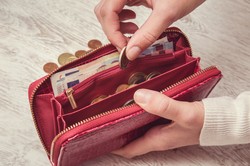 Kocie wąsy i złota nitka w portfelu? Czyli przesądy związane z pieniędzmi