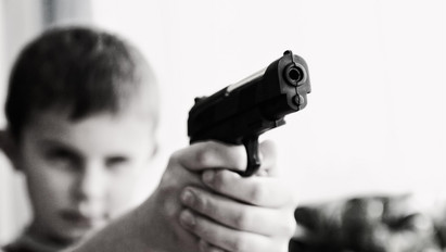 Tragédia  – Egy tinédzser lelőtte a rokonait, miután kiengedték a börtönből: gyerekeket is meggyilkolt