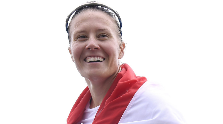 Kozák Danuta, az aranyérmes magyar négyes tagja a női kajaknégyesek 500 méteres versenyének döntője után. / Fotó: MTI/Kovács Tamás
