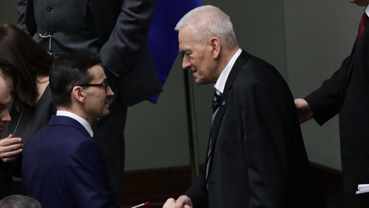 Te siedem tysięcy na 40-milionowy kraj, na które zgodził się poprzedni rząd, nie powinno być problemem - mówił na łamach "Rzeczpospolitej" Kornel Morawiecki pytany, jak rząd jego syna powinien zachować się względem uchodźców. Podkreślił, że gdyby Mateusz Morawiecki nie dostał gwarancji samodzielności, nigdy nie zgodziłby się zostać premierem.