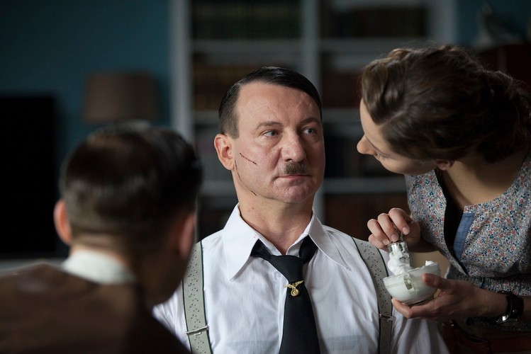 Magdalena Grąziowska, Bartosz Porczyk i Robert Więckiewicz w filmie 'AmbaSSada'