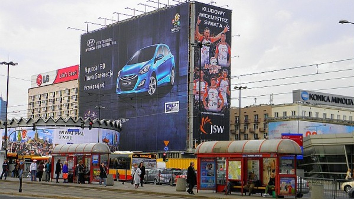 Masz dość reklam, które zasłaniają architekturę i zaśmiecają przestrzeń publiczną miasta? Organizatorzy akcji "Zróbmy dym!" zachęcają warszawiaków do pisania listów do prezydent stolicy w tej sprawie.