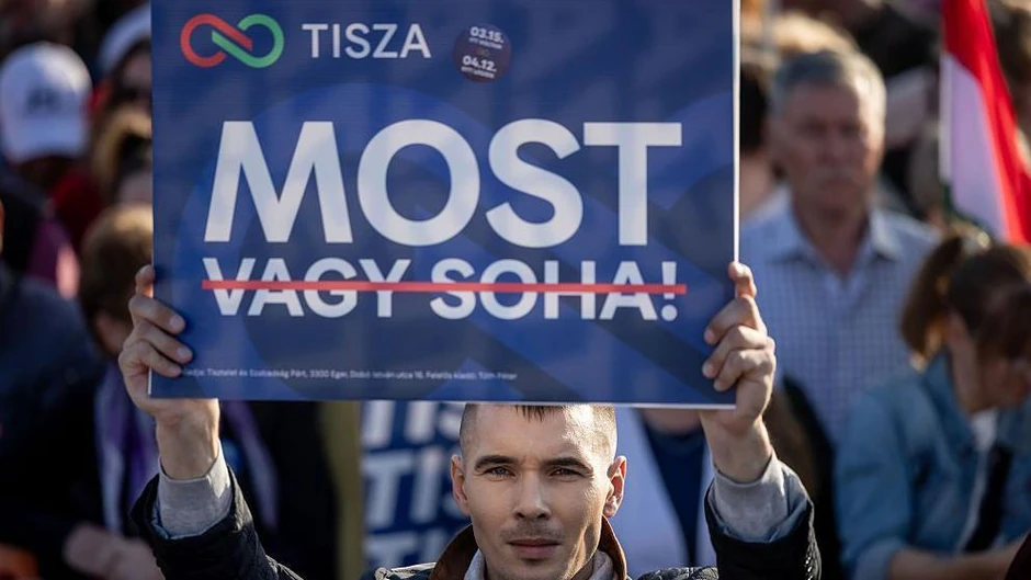 Mađarov pristalica drži transparent na kojem piše „Sad", dok su reči „ili nikad" precrtane | Foto: Getty Images