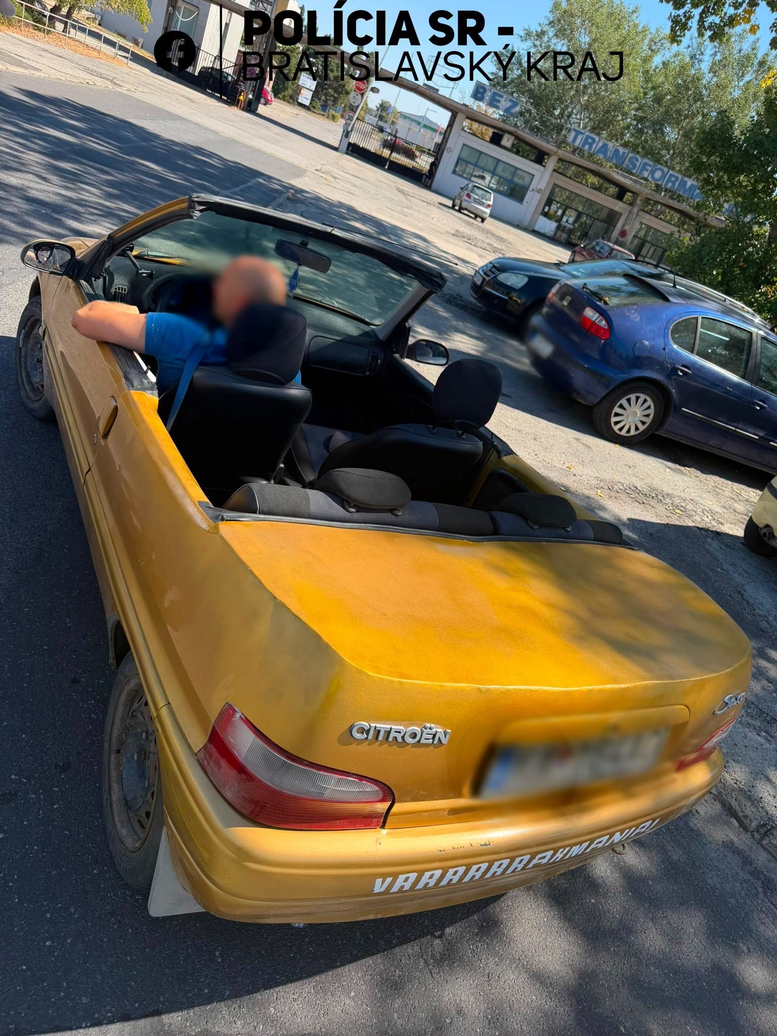 Policajti vodičovi udelili pokutu.