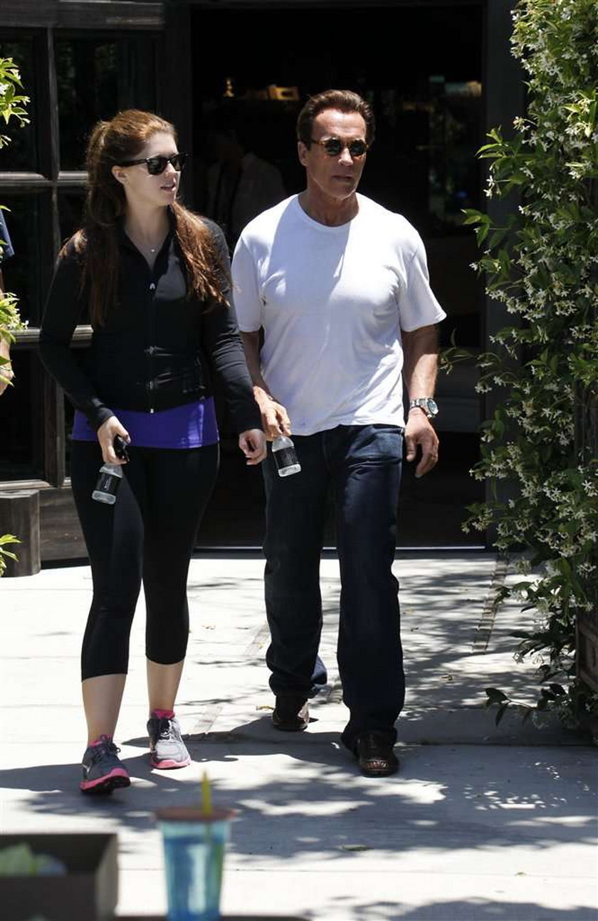 Arnold Schwarzenegger z córką na spacerze. Terminator pokazał starszą córkę - Katherine Eunice