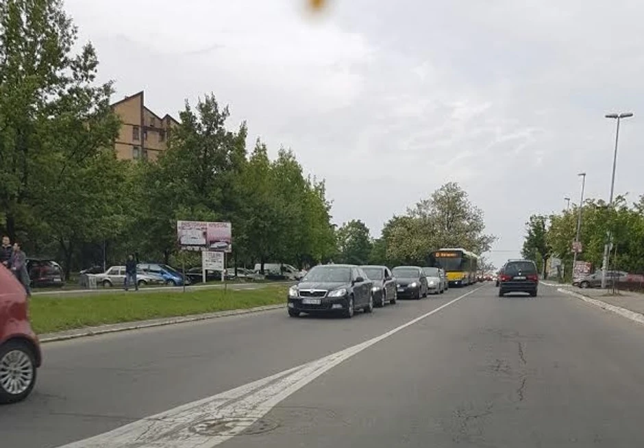 Autobus je da bi zaobišao kolonu prešao preko pune linije