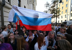 Podrška mladih Rusa liberalnoj stranci „Jabloko“ ispred Vrhovnog suda u Moskvi