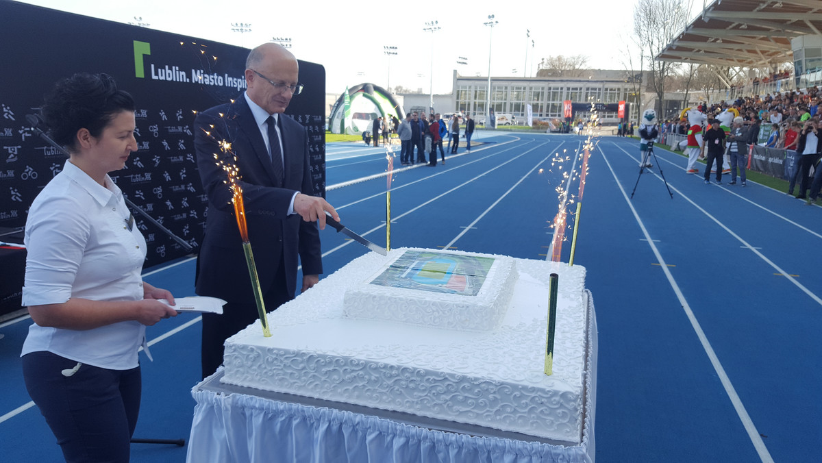 Kilkaset osób, w tym młodzi sportowcy oraz mistrzowie olimpijscy, pojawiło się na oficjalnym otwarciu przebudowanego stadionu lekkoatletycznego w Lublinie. Inwestycja pochłonęła ok. 38 mln zł i nie doszłaby do skutku, gdyby nie pomoc ministrów sportu: Joanny Muchy i Jarosława Stawiarskiego.