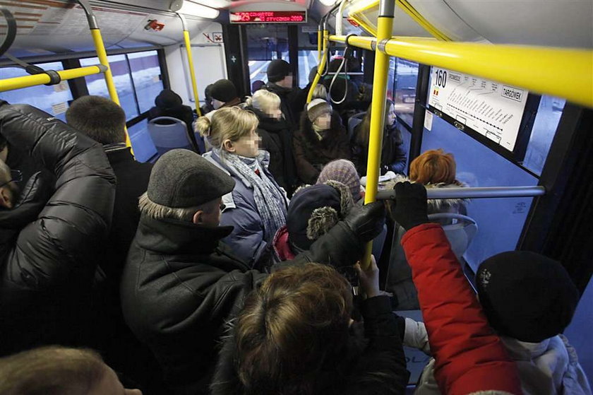 Ten autobus wozi tylko powietrze