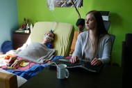 Chory na dystrofię mięśniową Duchenne’a Patryk Sztajnke ze swoją asystentką