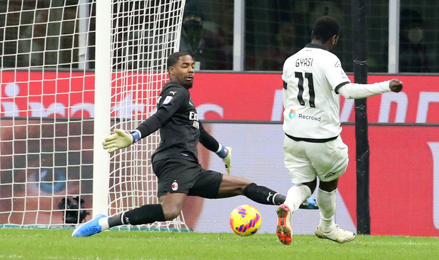 Emmanuel Gyasi (P) strzelający gola na 2:2 w meczu przeciwko AC Milan