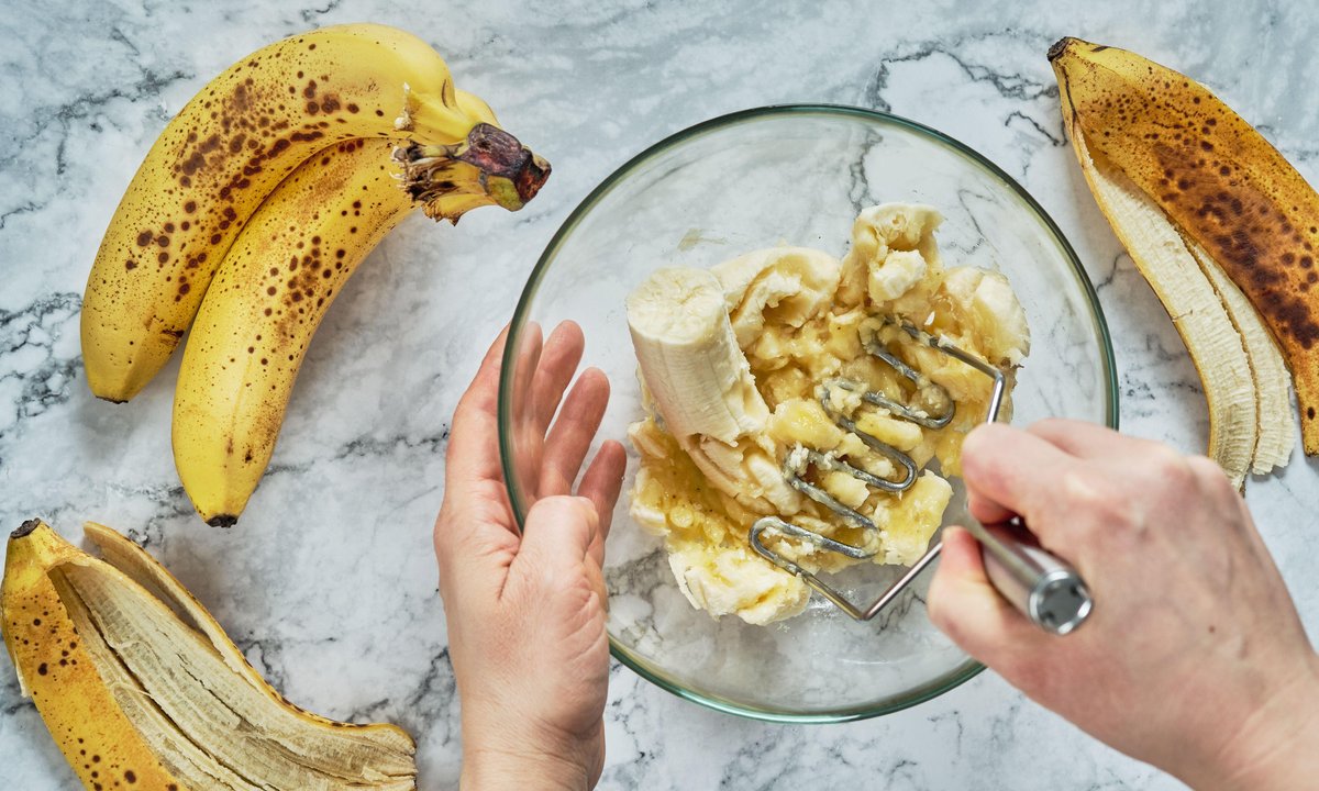 Dodaj łyżeczkę do rozgniecionego banana. To mój ulubiony kuchenny patent