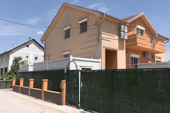 (FOTO) OVO JE HOSTEL SA MIGRANTIMA U SURČINU Držani u podrumu iza visoke ograde, meštani zabrinuti: "Nismo znali ko dolazi, ko odlazi"