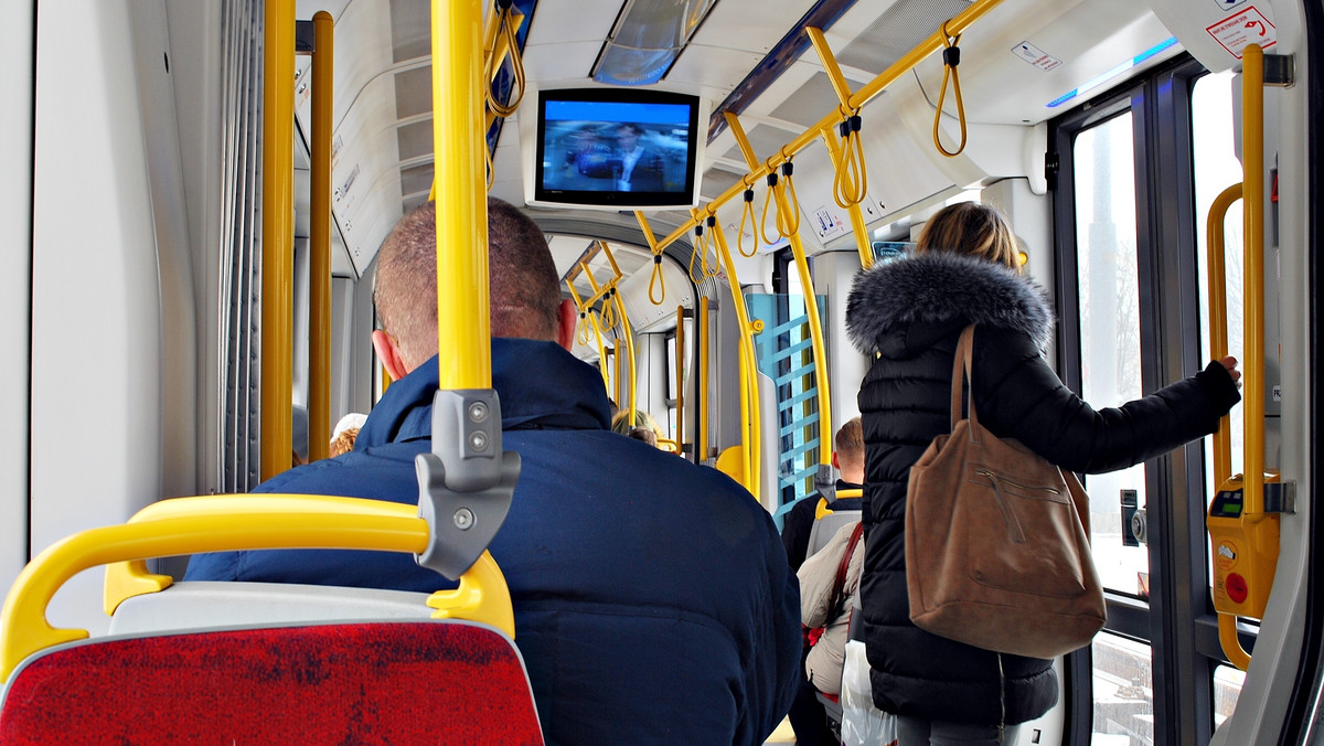 W środę w Gorzowie Wlkp. 13-latka weszła przed ruszający z przystanku tramwaj i znalazła się pod pojazdem, który po chwili został zatrzymany przez motorniczego. Choć zdarzenie wyglądało bardzo groźnie, ale na szczęście nie wymagała hospitalizacji.