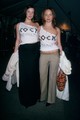 Liv Tyler és Stella McCartney (1999): A „Rock Style” témájú MET-gála sokak számára fejtörést okozott, de Liv Tyler és Stella McCartney számára egyértelmű volt az irány. A két híresség – akik maguk is rocksztár apák lányai – az alkalomra fehér, „Rock Royalty” feliratú pólóban és fekete szoknyában érkeztek. A szettet McCartney aznap reggel készítette el, különösebb tervezés vagy stylisti előkészület nélkül. A végeredmény mégis ikonikussá vált: lezser, spontán és hitelesen tükrözte azt a rebellis attitűdöt, amely a tematikához kapcsolódott.