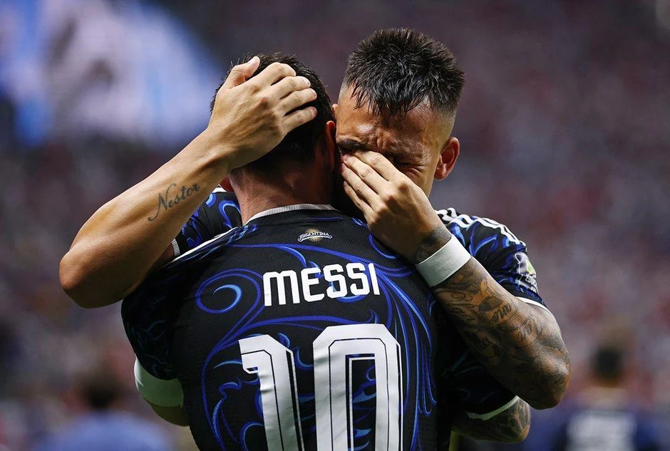 Zagrljaj u suze tvoraca preokreta: Lionel Mesi i Lautaro Martinez, strelac odlučujućeg gola | Foto: Reuters