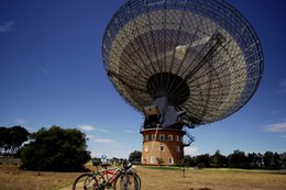 Astronomowie odkryli gigantyczną czarną dziurę. Jej masa jest 20 mld razy większa od masy Słońca