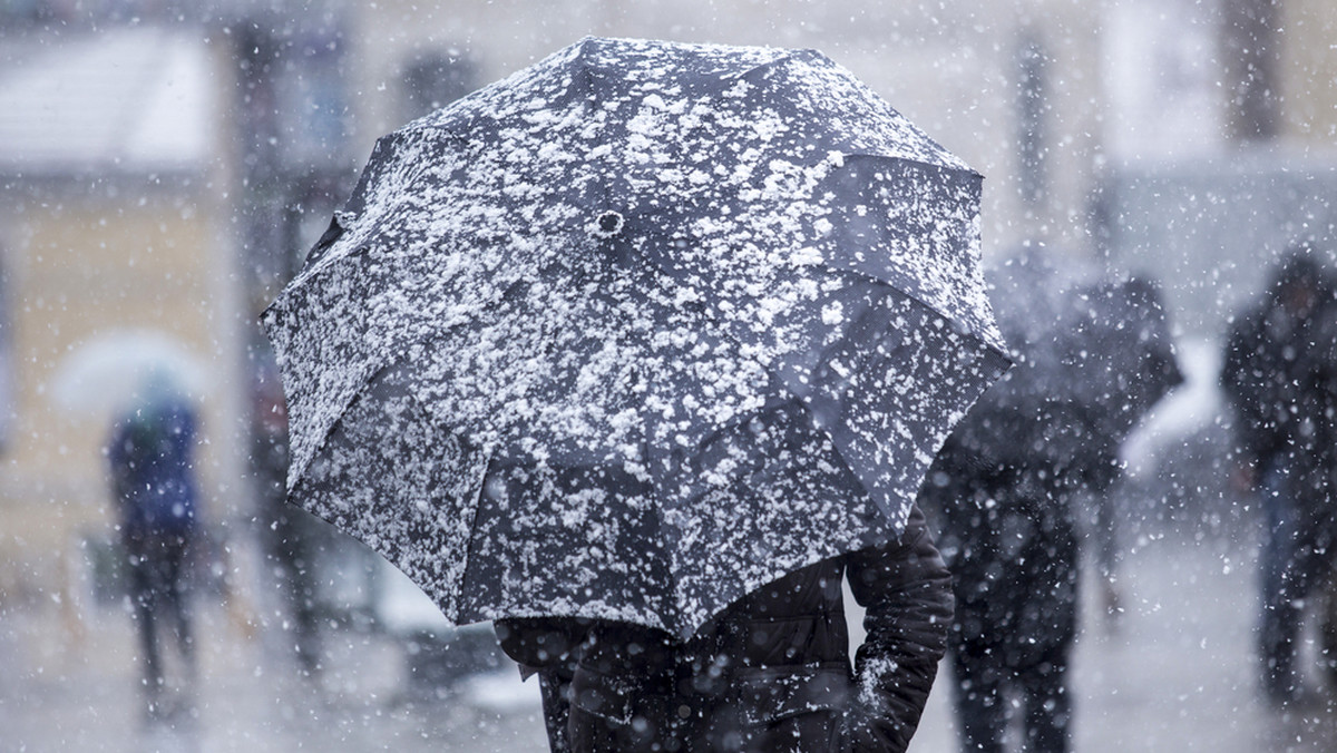 Instytut Meteorologii i Gospodarki Wodnej wydał ostrzeżenia dla 10 województw. Wszystko ma związek ze zbliżającym się niżem Elizabeth. W Polsce wystąpią opady śniegu oraz marznącego deszczu.