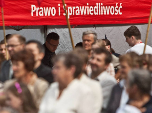 Listy kandydatów PiS trafiły do partyjnej centrali. Poleżą tu do sierpnia