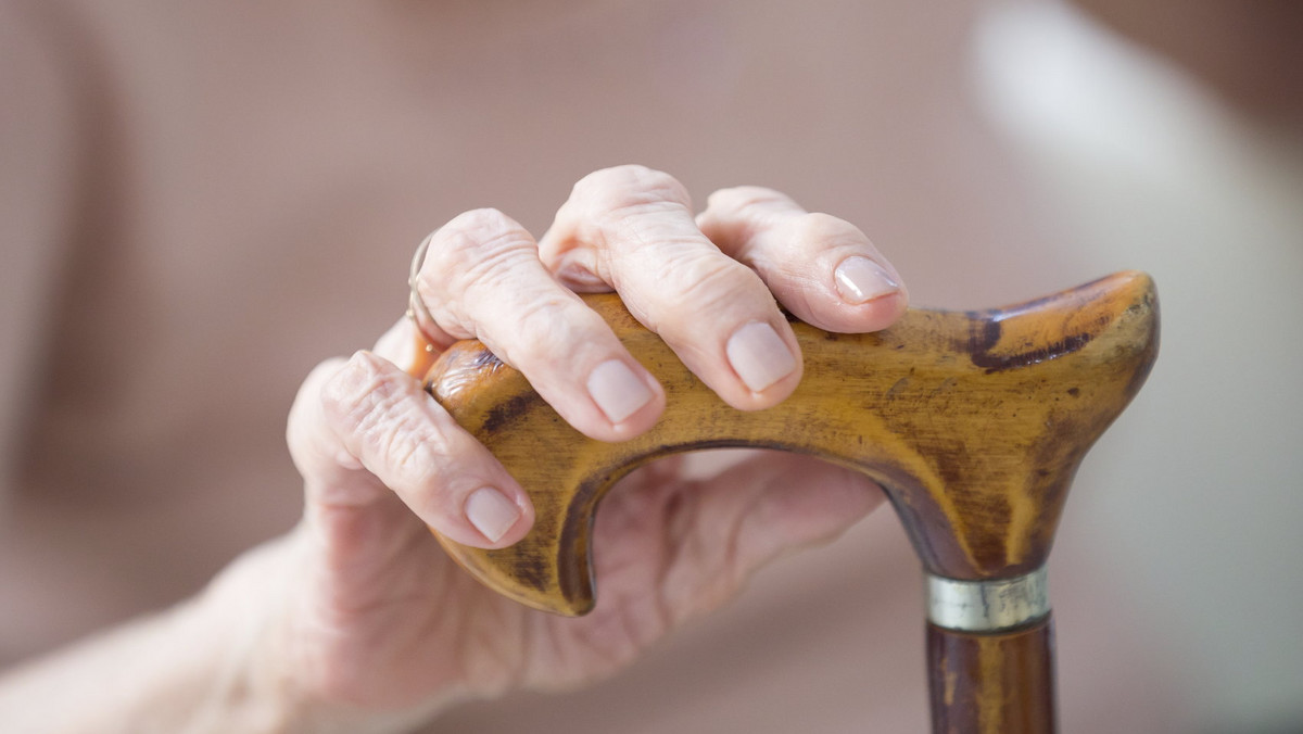 85-letnia mieszkanka Białegostoku przewróciła się w swoim mieszkaniu. Na pomoc czekała kilka dni. Sąsiad, który zainteresował się losem samotnie mieszkającej staruszki, prawdopodobnie uratował jej życie. To on zawiadomił dyżurnego białostockiej komendy - czytamy w portalu Białystokonline.pl.