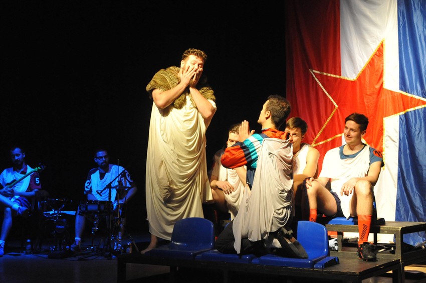 Festival je otvoren predstavom "Ukalupljivanje - Tragedija loptanja u Srba"