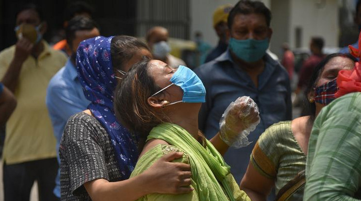 Indonéziában óriási a baj: zsúfolásig megteltek a kórházak a delta variáns miatt / Fotó: EPA/IDREES MOHAMMED