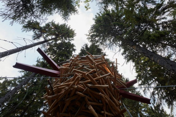 W Karkonoszach zbudowali park rozrywki z ogromnymi rzeźbami. Oto Pecka Playspace