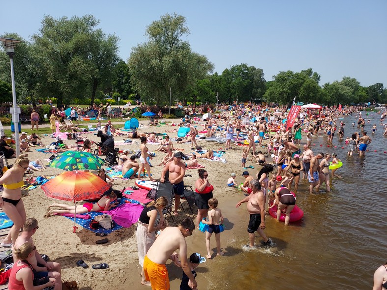 Atrakcyjne miejsca przy samej wodzie zajęte są już od rana