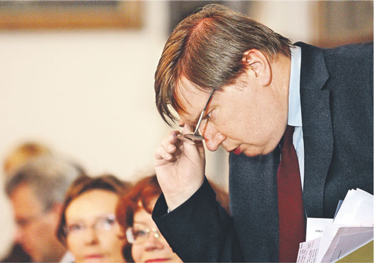 Minister Miller przypatruje się kontraktom zawartym za czasów Grzegorza Schetyny Fot. Jacek Waszkiewicz/Reporter