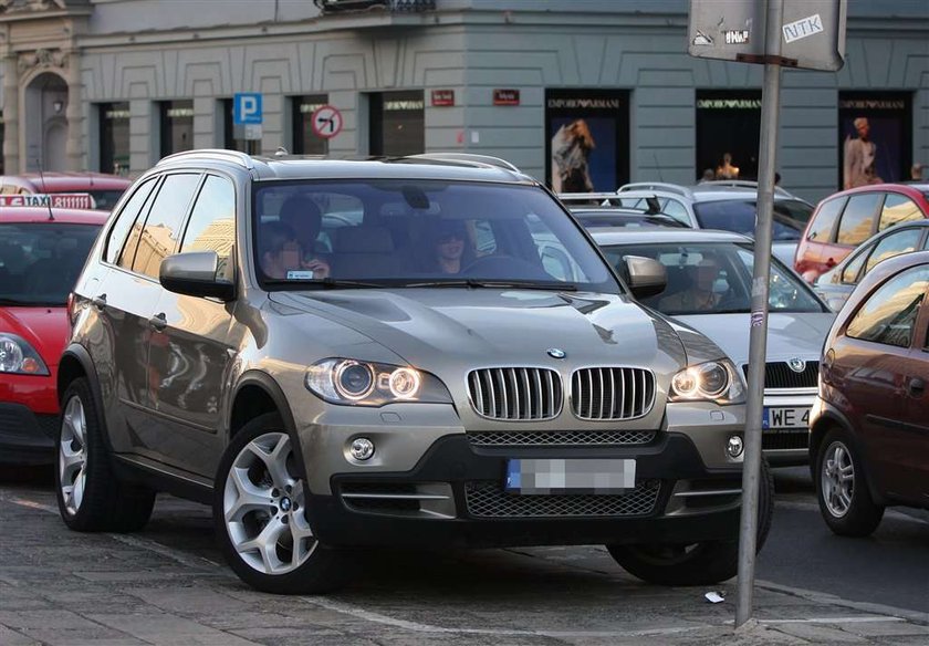 Pisk stalowych kół hamujących na szynach, a później głuchy trzask giętego metalu. To ostatnie rzeczy, jakie usłyszała Kinga Rusin (37 l.), zanim jej samochód w czwartek zderzył się w centrum Warszawy z kilkunastotonowym tramwajem. Czy prezent...