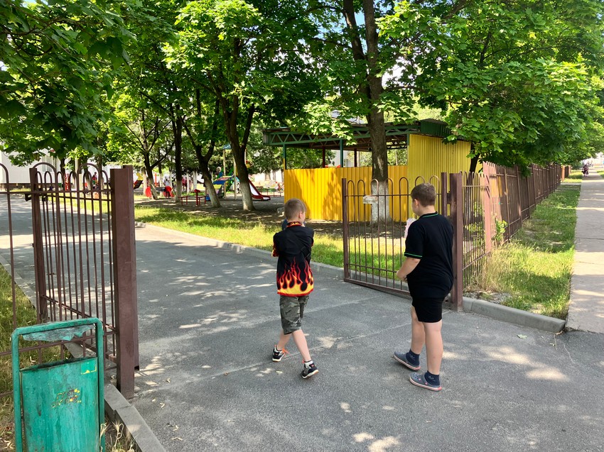 Dvorište vrtića, u čijem su se podrumu skrivali ljudi tokom borbi