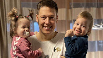 A válogatott kézis élvezi az apai szerepet: Mikler már otthon is labdázhat – Édes fotókat mutatott ikergyermekeiről a sportoló