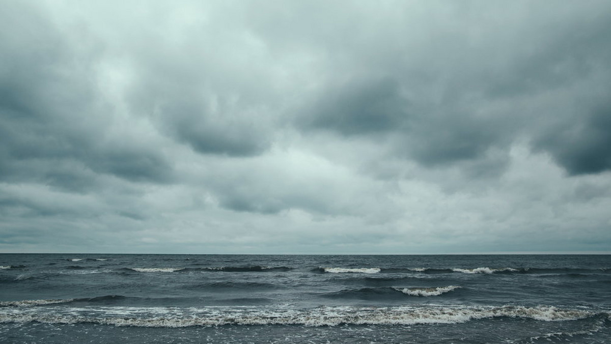 Białe bryły wyrzuciło morze po ostatnich sztormach na plaże w Choczewie i Łebie. Dało się je zauważyć na odcinku siedmiu kilometrów. Jak podaje TVN24, to parafina pochodząca prawdopodobnie ze statku, który na Bałtyku nielegalnie czyścił zbiorniki.