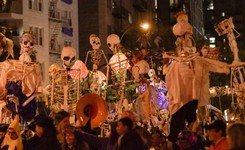 'Tchórzliwy akt terroru' nie złamał ducha nowojorczyków. Parada z okazji Halloween [FOTO]