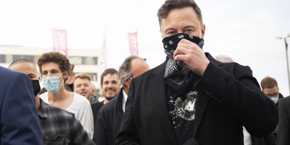 Elon Musk był widziany na terenie spółki, gdzie nosił czarno chustę z białymi elementami zakrywającą usta i nos.