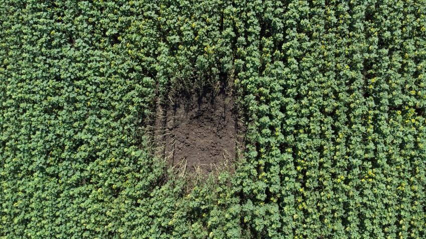 Krater od granatiranja u polju u mestu Granitne