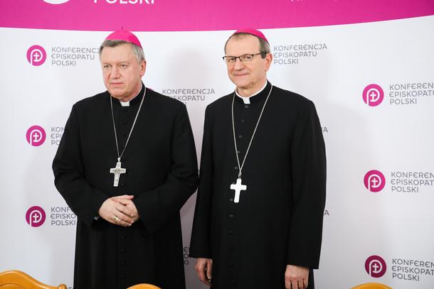 Nowo wybrani przewodniczący KEP abp Tadeusz Wojda (z prawej) oraz zastępca przewodniczącego abp Józef Kupny.