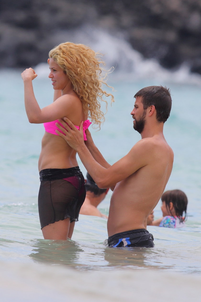 Shakira i Gerard Pique kąpią się w morzu