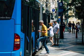 Életmentés egy budapesti buszmegállóban
