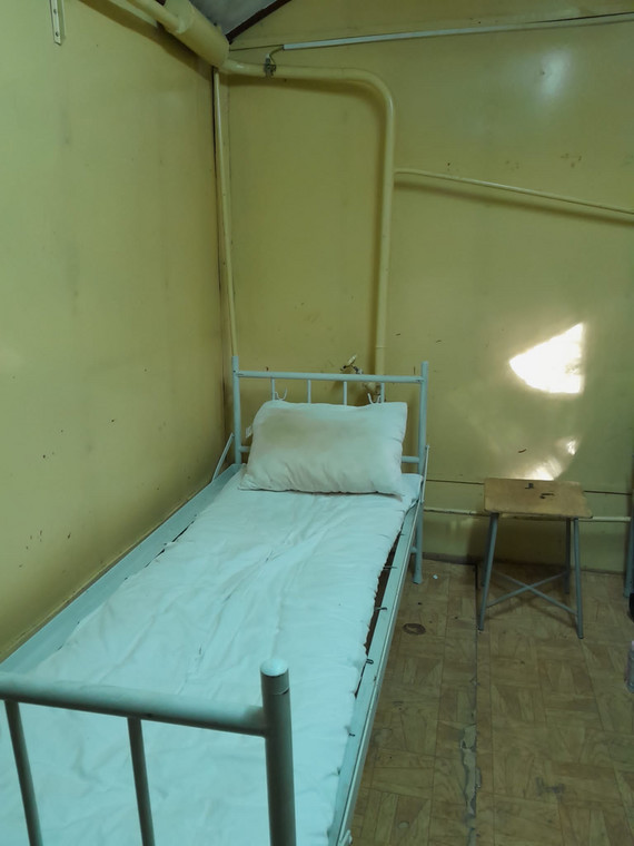 Łóżko z "czystą pościelą" w ambulatorium obozowiska w Karlikach.