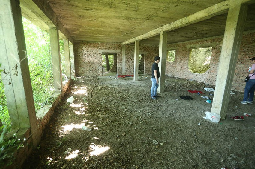 Napuštena kuća u kojoj su nađeni migranti. 