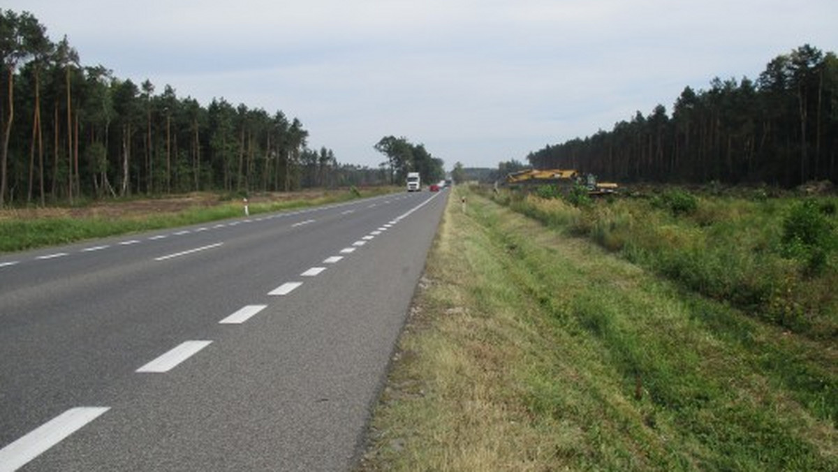 Jeszcze w tym roku ponad 13-kilometrowy odcinek drogi krajowej nr 74 między Piórkowem a Jałowęsami będzie miał nową nawierzchnię. Kielecki oddział Generalnej Dyrekcji Dróg Krajowych i Autostrad ogłosił właśnie przetarg na wykonanie tej inwestycji.
