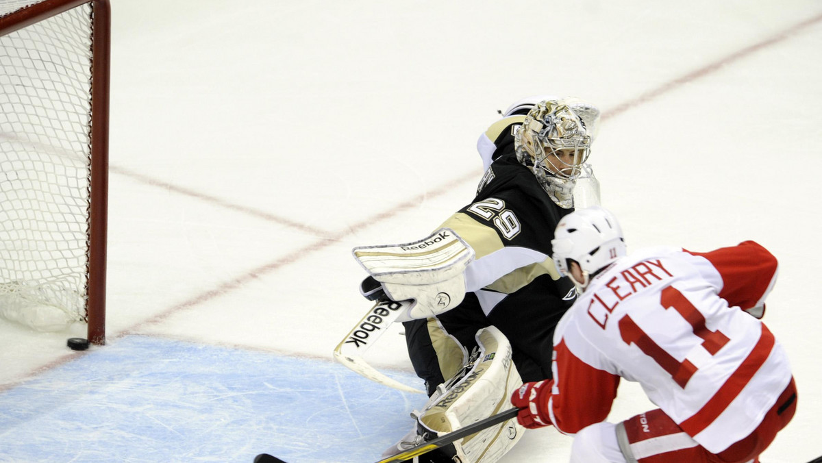 Mocno osłabieni przez kontuzje Pittsburgh Penguins nie dotrzymali kroku Detroit Red Wings i ulegli 1:4. Czerwone Skrzydła do wygranej poprowadził Paweł Dacjuk, w szeregach Pingwinów zabrakło po raz kolejny Sidneya Crosby'ego.