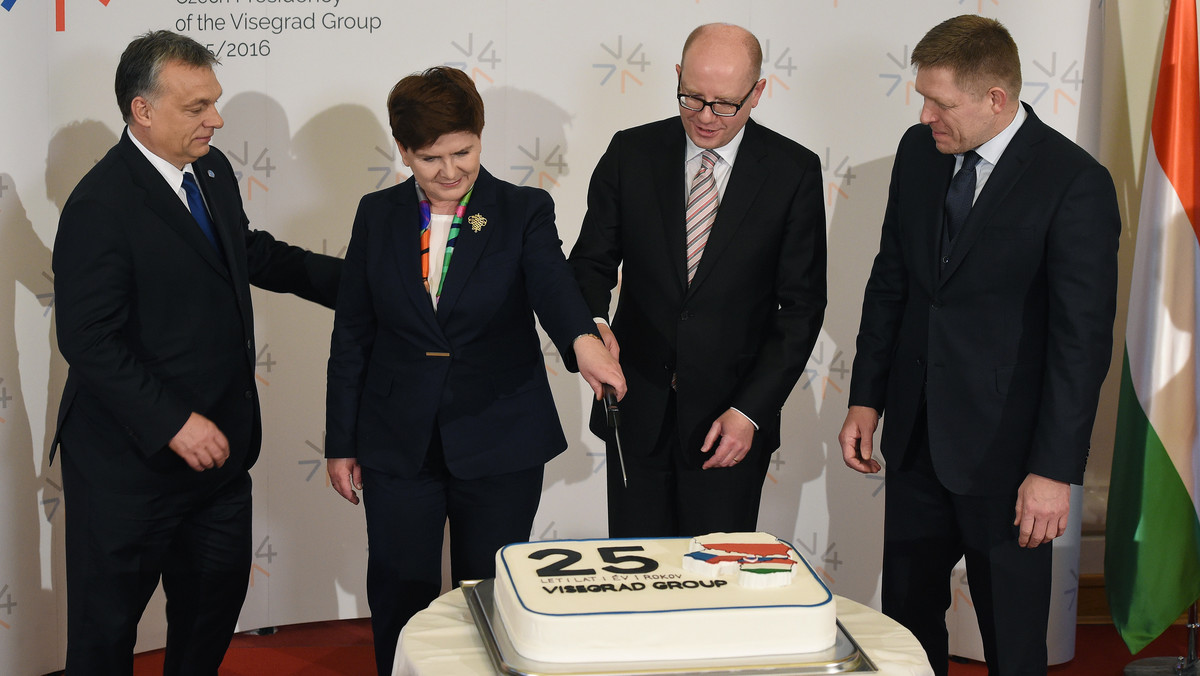 Umacnia się mur na wschodzie - tak włoska prasa podsumowuje obrady Grupy Wyszehradzkiej w Pradze. Ocenia, że rozmowy premierów Czech, Słowacji, Polski i Węgier o kryzysie uchodźców oznaczają, że kanclerz Angela Merkel jest coraz bardziej osamotniona.