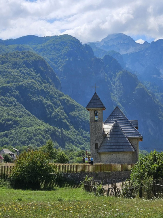 Kościółek w Theth i widok na Góry Przeklęte