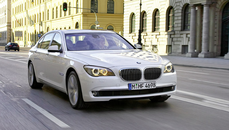 BMW 760i – nowy silnik 6,0 V12 i 8-biegowy automat