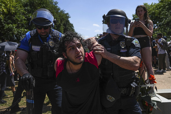 POLICIJA PRIMENILA SILU DA RAZBIJE PROTESTE Do sada uhapšeno više od 2.000 pro-palestinskih demonstranata u SAD