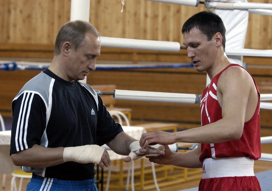 W 2004 roku, zaraz po tym, gdy Putin oddał swój głos w wyborach, zorganizowano dla niego sesję fotograficzną w klubie... bokserskim