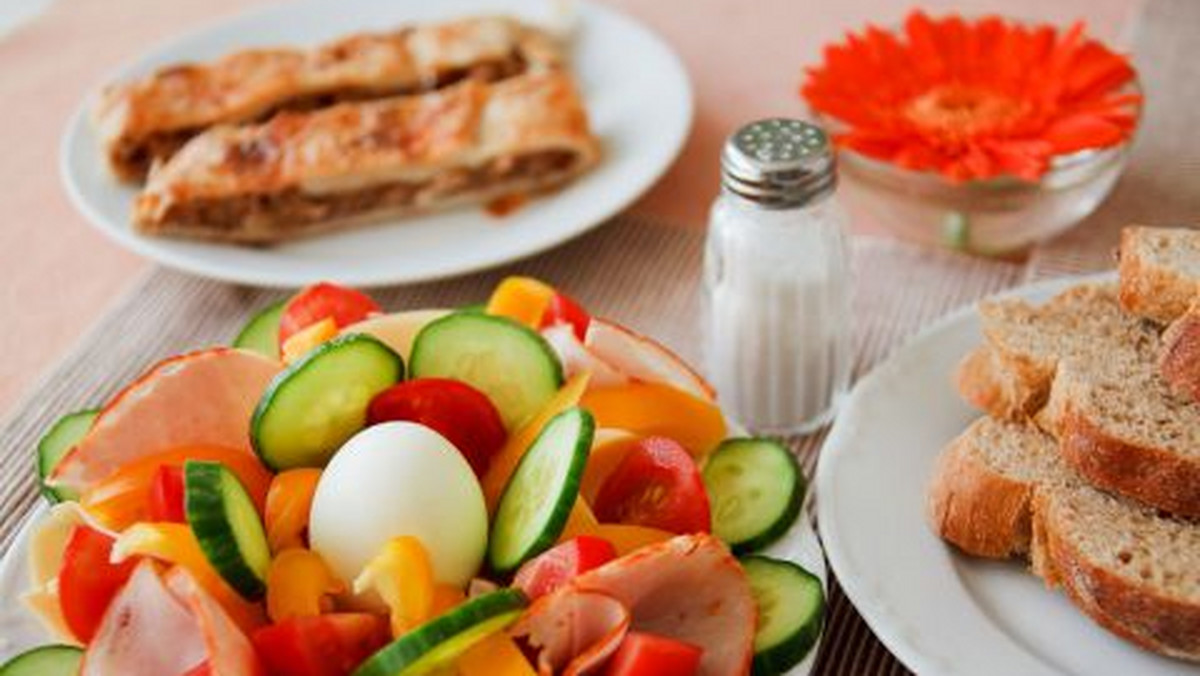 Uroczyście obchodzone, rodzinne śniadanie wielkanocne jest jedną z najważniejszych polskich tradycji. Spożywaniu poświęconych pokarmów, towarzyszą często rodzinne zabawy, np. wyścigi jajek, czy poszukiwanie zajączka. Okazuje się, że te zwyczaje warto przenieść także do codziennego życia.