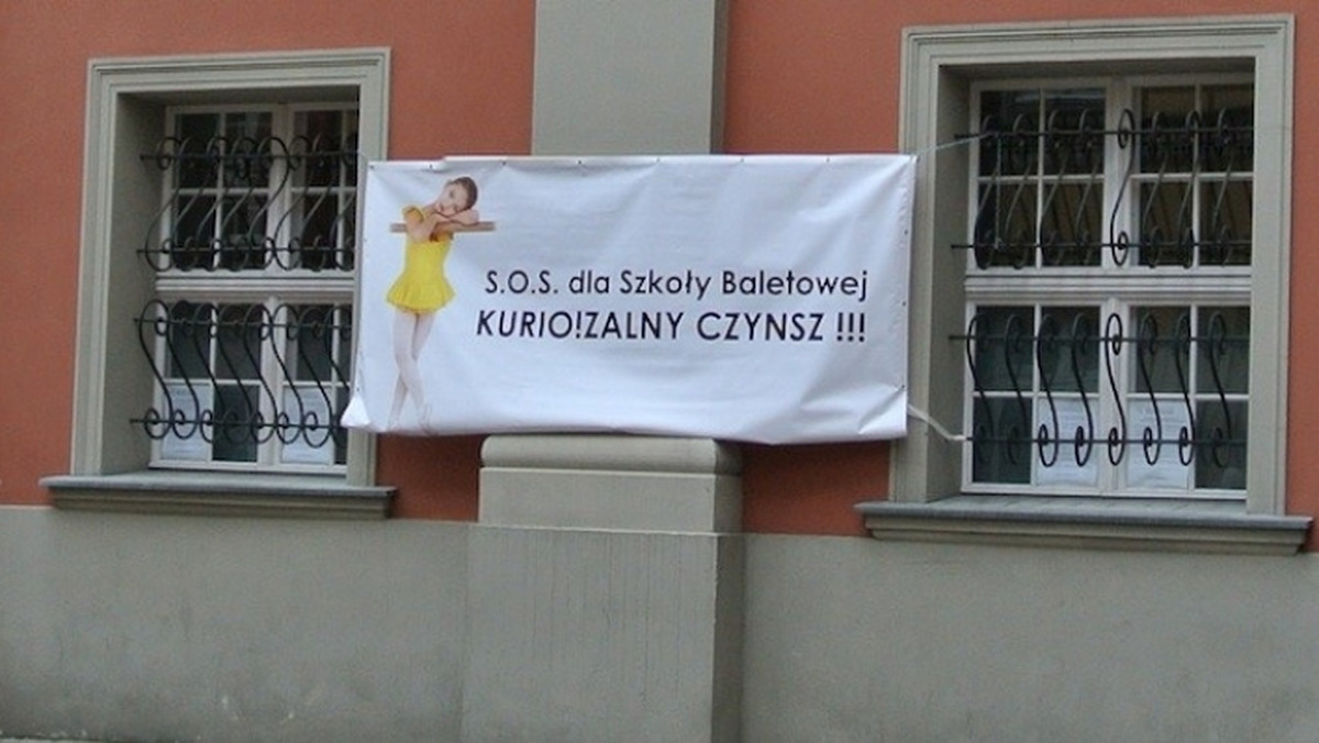 Na budynku poznańskiej szkoły baletowej zawisł banner z napisem: "S.O.S. dla Szkoły Baletowej. Kurio!zalny czynsz". To kolejna odsłona batalii szkoły o swoją siedzibę z kurią arcybiskupią w Poznaniu.